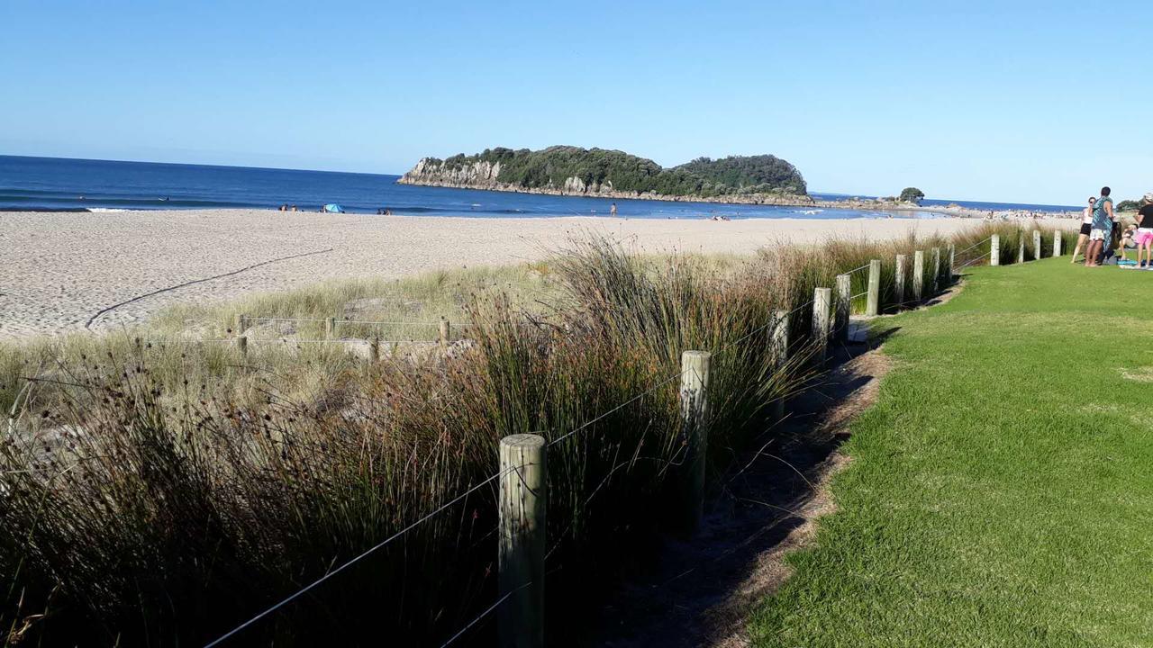 Holiday House Mount Maunganui Bagian luar foto